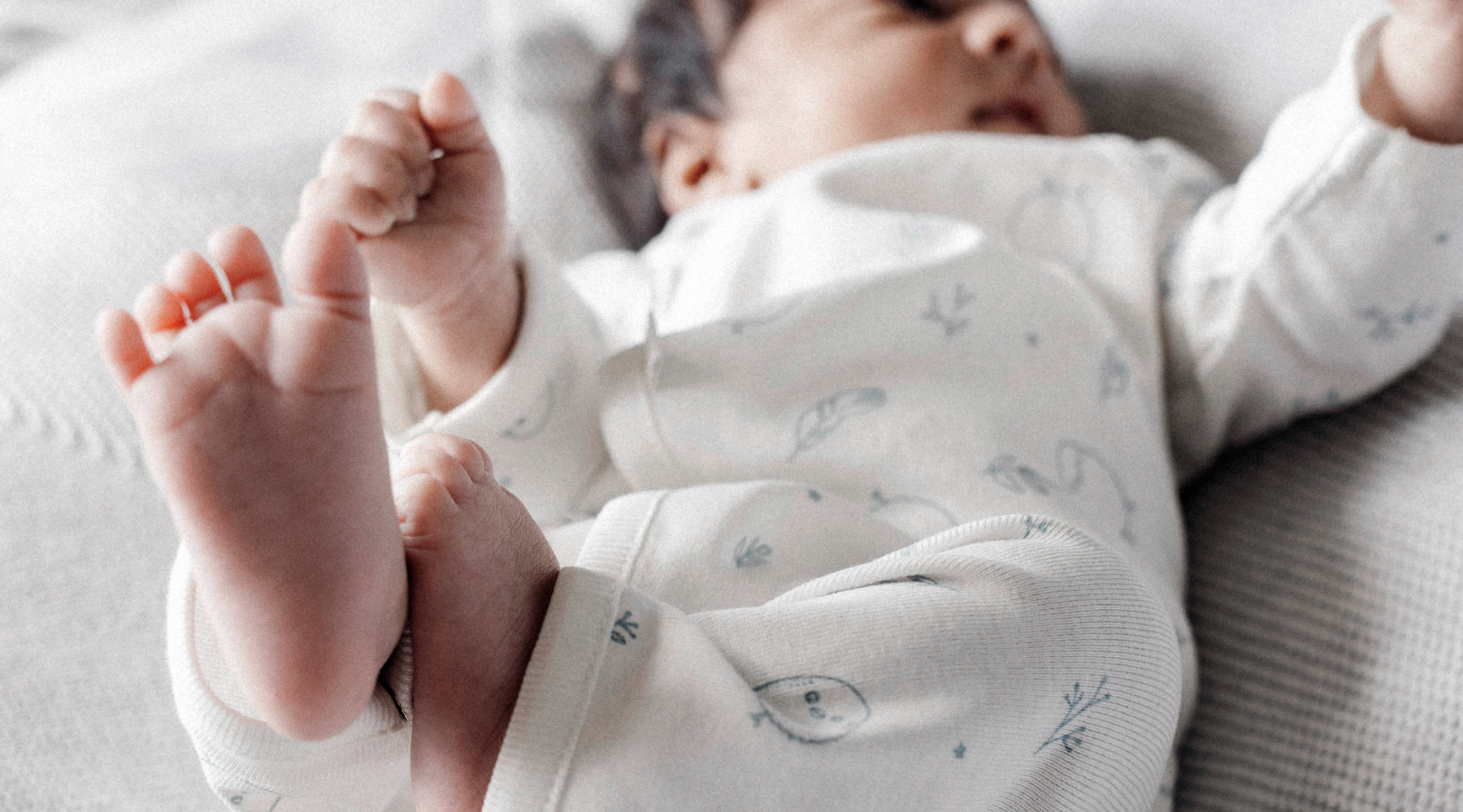 Zip Onesies vs. Eyelet-Fastened Jumpsuits: Choosing the Right Outfit for Your Baby in Hospital